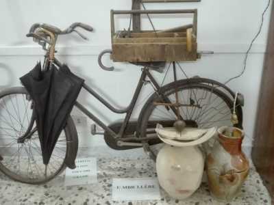 Una cassetta appoggiata su una vecchia bici contiene invece gli arnesi dell�ombrellaio: martelli, tenaglie, pinze e i ricambi quali i manici